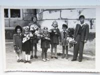 Lidické děti po válce (zleva: Veronika Hanfová - Libuše Müllerová - vzadu Věra Vokatá - Jana Müllerová - Hana Špotová - Václav Zelenka - Václav Hanf)