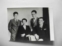 Strýc pamětnice, dr. Rudolf Götz, s manželkou a syny