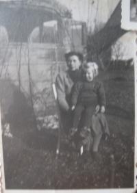 Aloisie Pauerová s matkou, po jejím návratu z vězení