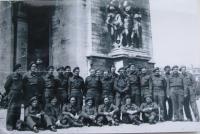 Vojáci od Dunkerque na dovolené v Paříži-1945 (Otakar Riegel-třetí z prava)