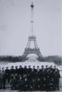 Vojáci od Dunkerque na dovolené v Paříži-1945 (Otakar Riegel-druhý z prava, prostřední řada)