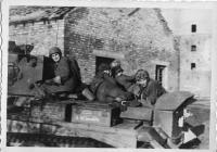Při útoku na Dunkerque 28. října 1944-na tanku vojáci-Bernard, Přívara, Doubravský a Šolta