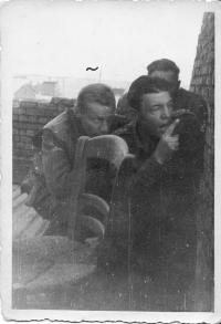 Velitel roty pamětníka Vaníček(označený vlnovkou) se dvěma důstojníky ve výhledovém postavení  28.  října 1944