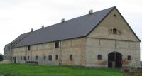 Zemědělský objekt v dnešním Bukolowu, kde bylo umístěno 600 vězeňkyň někdejšího pracovího tábora Kurzbach