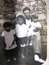 Mr. Dumalas´ father and children from the home village in Greece