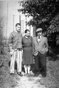 Richard Jung s rodiči, krátkou dobu po propuštění z Malé pevnosti