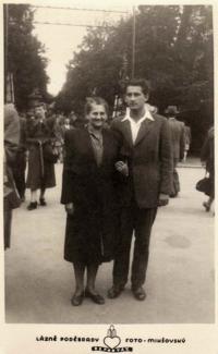 Richard Jung s matkou v roce 1948, před Jungovou emigrací, poslední společné setkání
