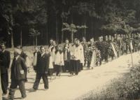 b_desc 	The funeral of men murdered in the the Zákřov massacre - 14 May 1945