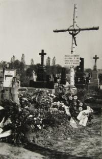 The grave of the murdered men from Zákřov (Tršice, 1945)