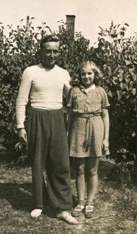 Dana Vargová se strýcem, cca 1944