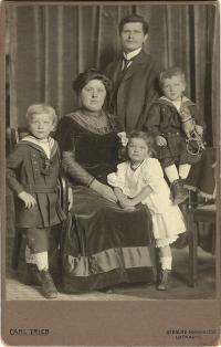 Rodina Kubíkova- tatínek s rodiči a sourozenci 