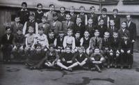 Žák obecné školy na Palmovce (dole, třetí zleva), asi 1939