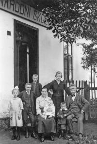 Elementary school - Kaňovice c. 1924, sister Anna in the front row on his lap, J.V. against his father. On the left in white dress: Bětuška, orphan of Aug. Kubánek who got killed in the war, and 3 of his married children: Gustav, Vojtěch, Maryčka