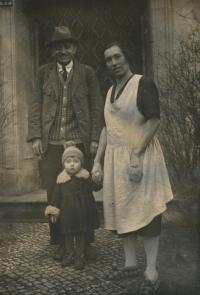 František Suchý with parents 1929