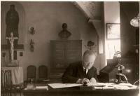 Her father Jaroslav Krejcárek, a pastor of the CČSH in 1940