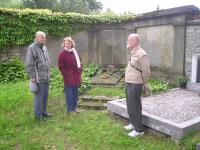 Choceň, u hrobu dědečka Mořice; zleva bratr Tomáš, sestra Doris a Martin Roubíček (2005)