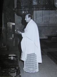 Rudolf Smahel as a priest in Budišov in 1986 