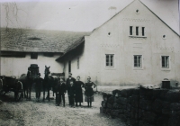 Family farm in the 1920s