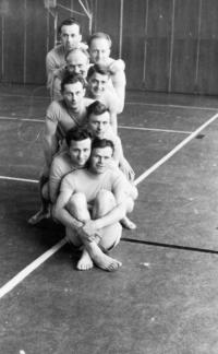 Strahovská tělocvična -1956, armádní družstvo, které se zúčastnilo a vyhrálo soutěž na skladbu na metacích stolech v rámci druhé spartakiády.