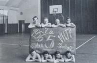 Strahovská tělocvična -1956, armádní družstvo, které se zúčastnilo a vyhrálo soutěž na skladbu na metacích strolech v rámci druhé spartakiády (pamětník dole, druhý zprava)