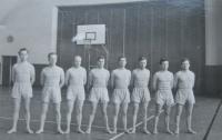 Strahovská tělocvična -1956, armádní družstvo, které se zúčastnilo a vyhrálo soutěž na skladbu na metacích strolech v rámci druhé  spartakiády (pamětník dole, třetí zprava)