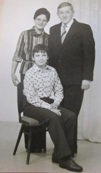 The Čoček spouses with their son