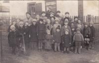 Děti z kolonie Čína v roce 1933 nebo 1934