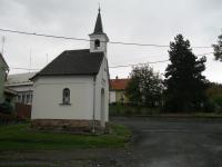 Kaple z roku 1884 na návsi ve Veselíčku u které stojí dům pamětníka