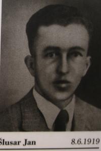 Jan Šlusar, jeden ze spolužáků Jana Jančího, který byl 5. května 1945 zavražděn Lüdemannovým komandem