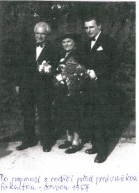Po promoci s rodiči 1957
