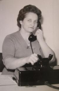 Marie Čechová jako telefonistka v okresním výboru KSČ