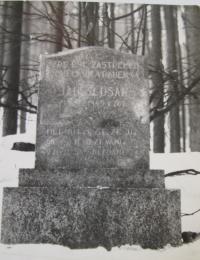 Památník zavražděného  Jana Šlusara, který ještě dnes stojí v lese za Javoříčkem