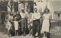 Rodina Vlčkova- zleva maminka Marie, pamětnice, pan Bouzek s manželkou, otec Václav a neznámé děvče