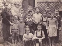 V dětském domově ve Frýdlantu v roce 1949 (uprostřed v bílé košili bratr Nikos, vedle v kšandách pamětník)