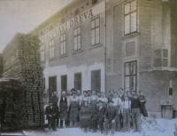 Stavební truhlářství (uprostřed sedí děda Rudolf Havel)