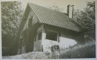 Chata v Dolanech, kam byla rodina vystěhována