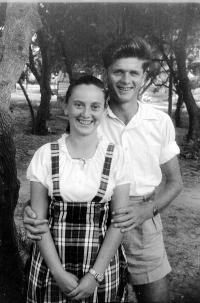 Zeev Miller s přítelkyní Zuzkou, kterou si později vzal za manželku. 50. léta 20. století.