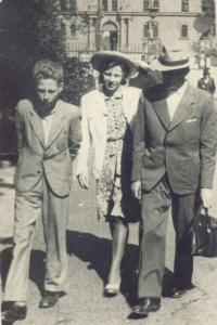 Čtrnáctiletý Ladislav, vedle jeho matka a její bratr ak. sochař Antonín Nykl, který se podílel na stavbě stallinova pomníku. Foto z roku 1958 z Karlových Varů