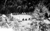 výdej jídla na táboře BIKINI v Komorní Lhotce v roce 1946