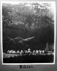 Tábor BIKINI v Komorní Lhotce - pohled na tábor