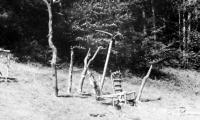 křeslo, tábor BIKINI 1946 v Komorné Lhotce