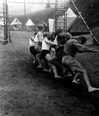 přetahovaná na táboře BIKINI 1946