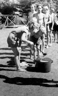 Lunch time in the camp of BIKINI in Komorní Lhotka in 1946
