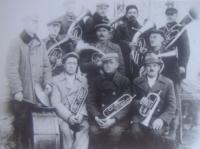 The band, father is in the second row on the right