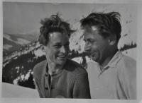 Antonín Zelenka vlevo v leteckém svetru s kamarádem Karlem Zuzkou / Luční Bouda / 1947