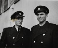 Poručík Antonín Zelenka se spolužákem Jaroslavem Vobořilem / Hradec Králové / 1948