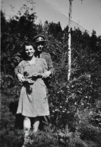 Antonín Zelenka s přítelkyní Blaženou Zápotočnou / Hradec Králové / 1947