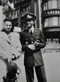 Antonín Zelenka s přítelkyní Jarmilou Požárovou / Brno / 1948