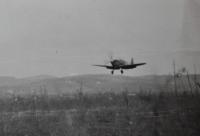 Britský letoun Spitfire na přistání