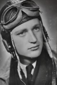 Absolvent Vojenské letecké akademie Hradec Králové poručík Zdeněk Zikmund / 1948